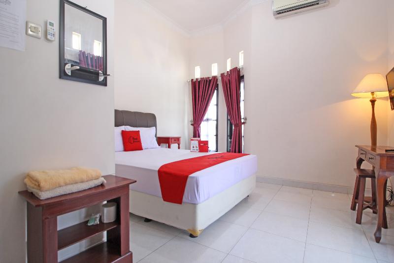RedDoorz near UMY Yogyakarta - Oda