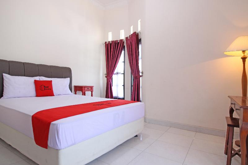 RedDoorz near UMY Yogyakarta - Oda
