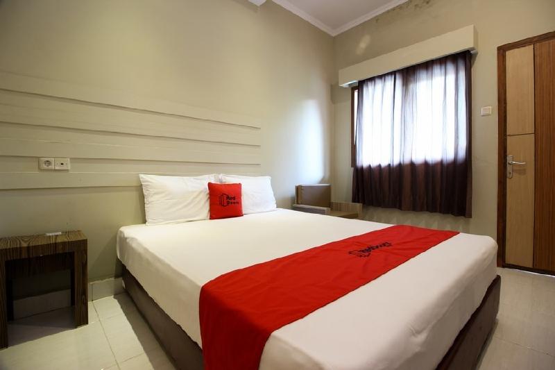 RedDoorz Plus @ Jalan Damai 2 - Oda