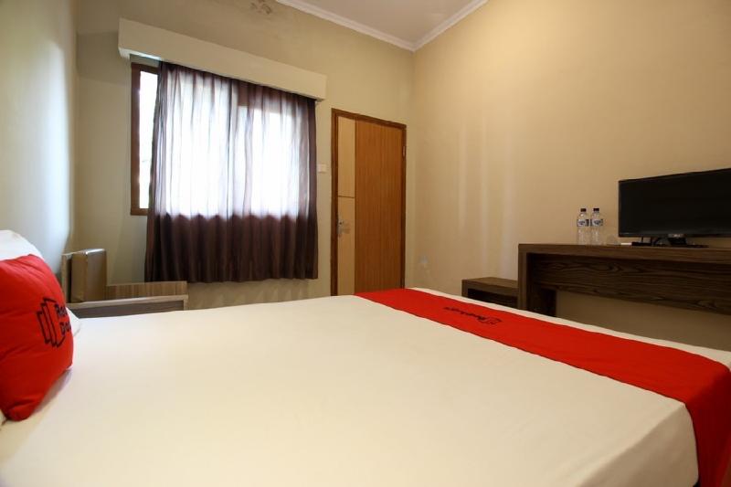 RedDoorz Plus @ Jalan Damai 2 - Oda