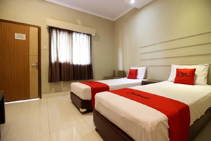 RedDoorz Plus @ Jalan Damai 2 - Oda