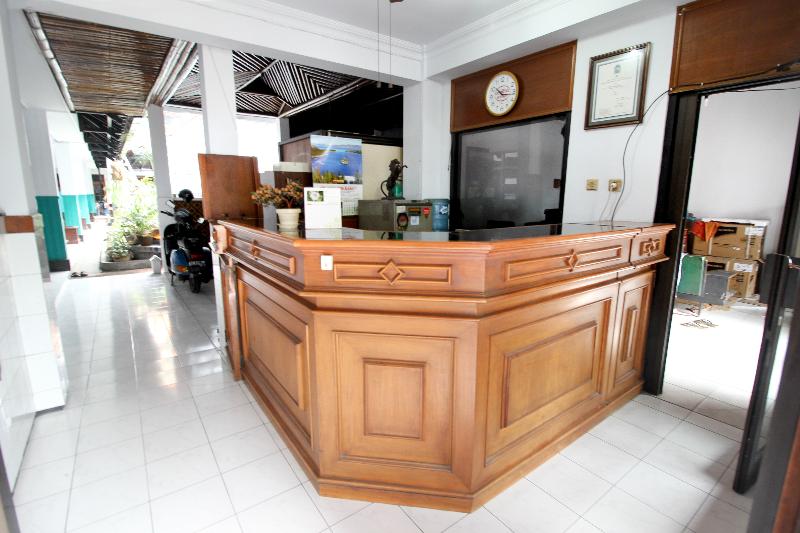 RedDoorz Plus near Alun Alun Selatan - Lobi