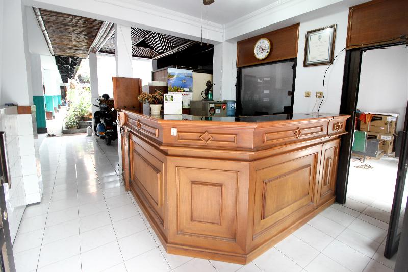 RedDoorz Plus near Alun Alun Selatan - Lobi