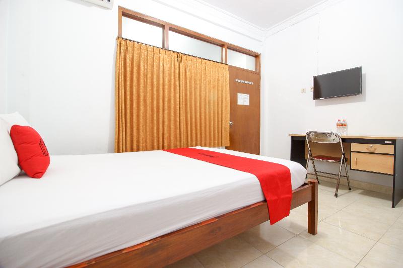 RedDoorz Plus near Alun Alun Selatan - Oda