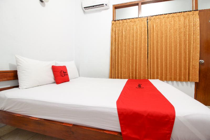 RedDoorz Plus near Alun Alun Selatan - Oda
