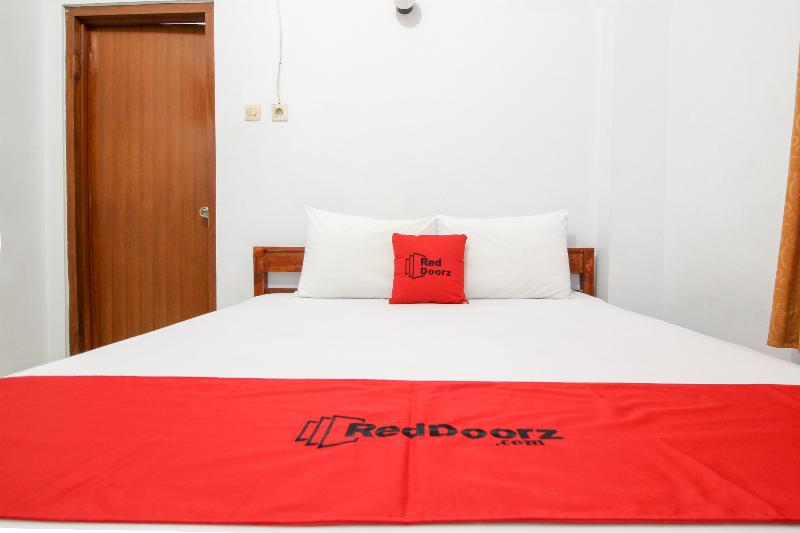 RedDoorz Plus near Alun Alun Selatan - Oda
