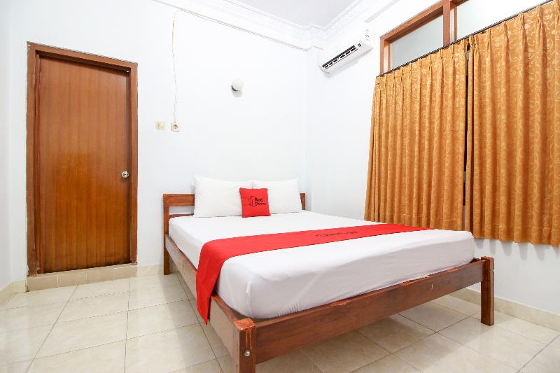 RedDoorz Plus near Alun Alun Selatan - Oda