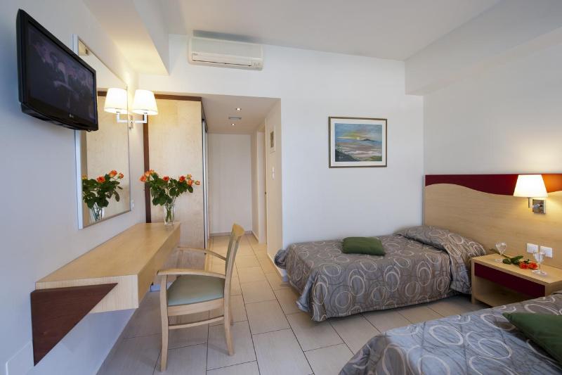 Grand Hotel Holiday Resort - Oda