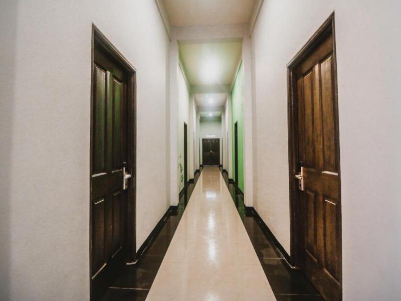 RedDoorz Plus near Mall Slipi Jaya - Lobi