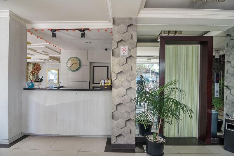 RedDoorz Plus near Mangga Besar Station 2 - Lobi