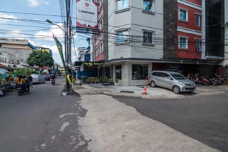 RedDoorz Plus near Mangga Besar Station 2 - Genel