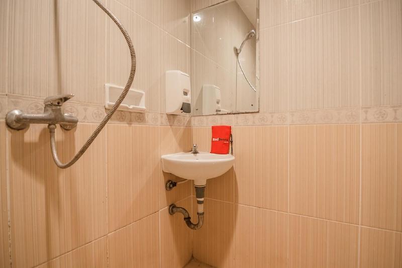 RedDoorz Plus near Mangga Besar Station 2 - Oda