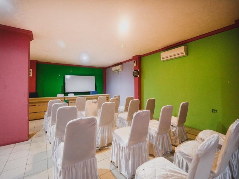 RedDoorz Plus near RSCM Jakarta - Lobi
