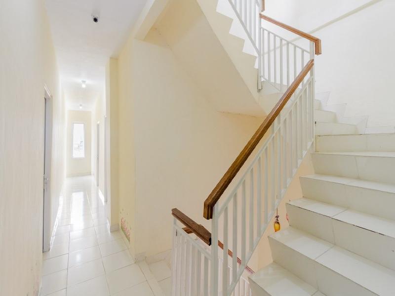 RedDoorz Plus near Taman Rasuna Menteng - Lobi