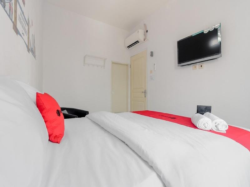 RedDoorz Plus near Taman Rasuna Menteng - Oda