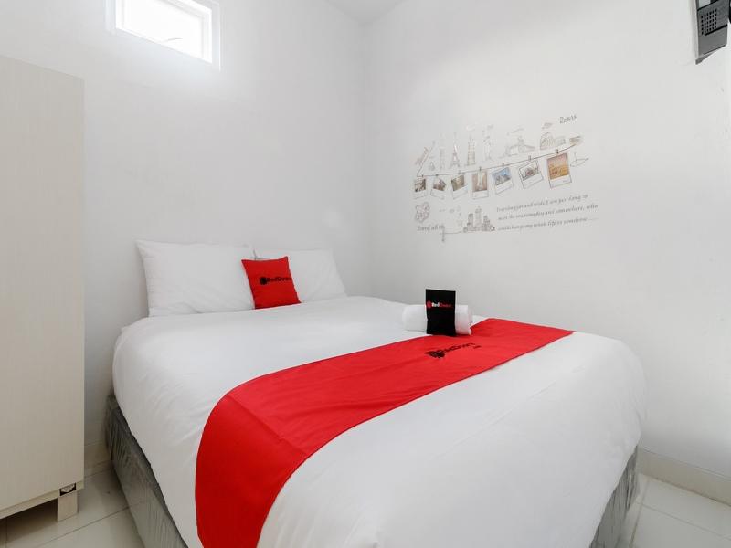 RedDoorz Plus near Taman Rasuna Menteng - Oda