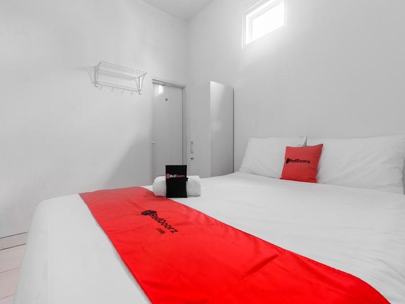 RedDoorz Plus near Taman Rasuna Menteng - Oda
