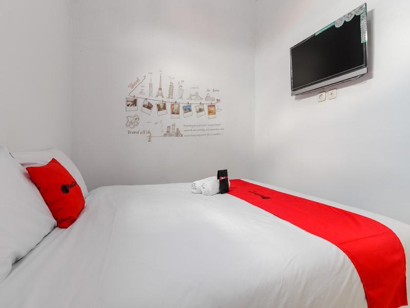 RedDoorz Plus near Taman Rasuna Menteng - Oda