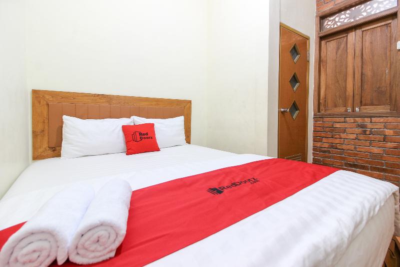 RedDoorz near AMIKOM Yogyakarta 2 - Oda