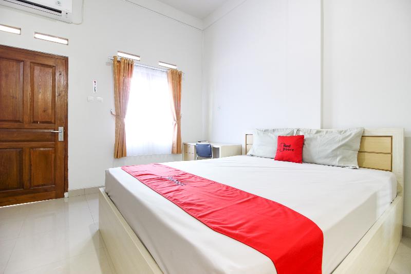RedDoorz Syariah @ Griya Izzara Guest House - Oda