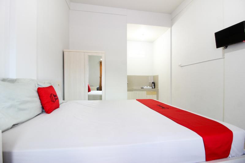 RedDoorz Syariah @ Griya Izzara Guest House - Oda