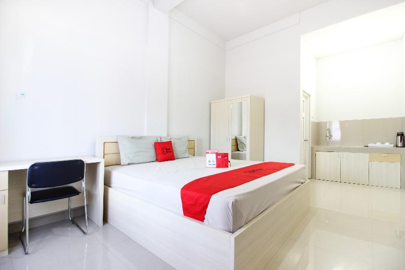 RedDoorz Syariah @ Griya Izzara Guest House - Oda