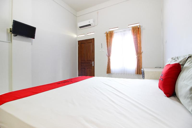 RedDoorz Syariah @ Griya Izzara Guest House - Oda
