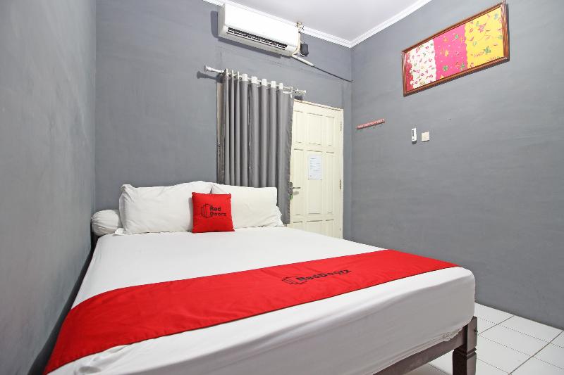 RedDoorz near Terminal Condong Catur - Oda