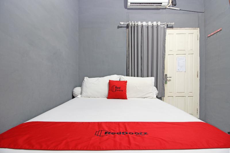 RedDoorz near Terminal Condong Catur - Oda
