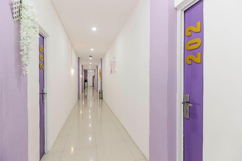 RedDoorz Plus near Stasiun Bekasi - Lobi