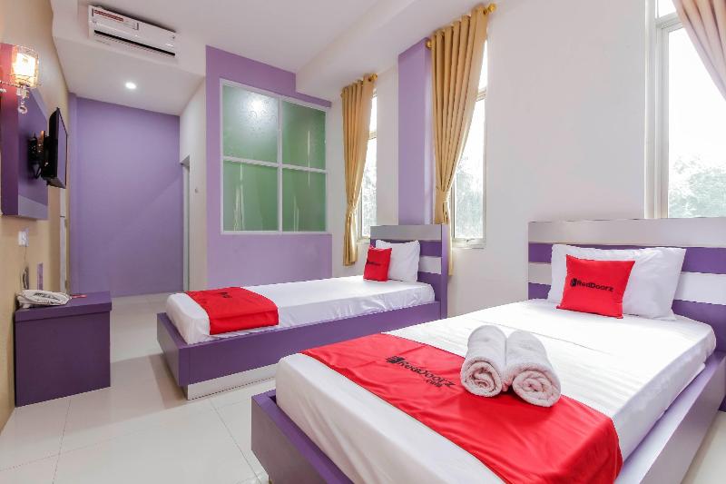 RedDoorz Plus near Stasiun Bekasi - Oda