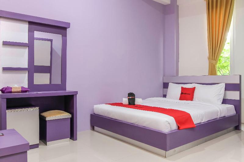 RedDoorz Plus near Stasiun Bekasi - Oda