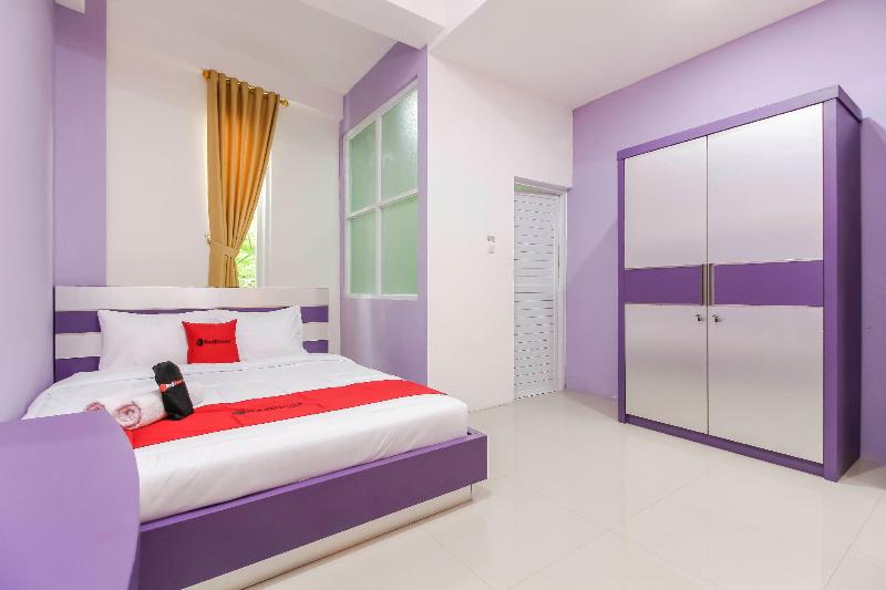 RedDoorz Plus near Stasiun Bekasi - Oda