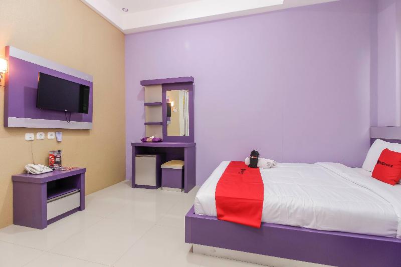 RedDoorz Plus near Stasiun Bekasi - Oda