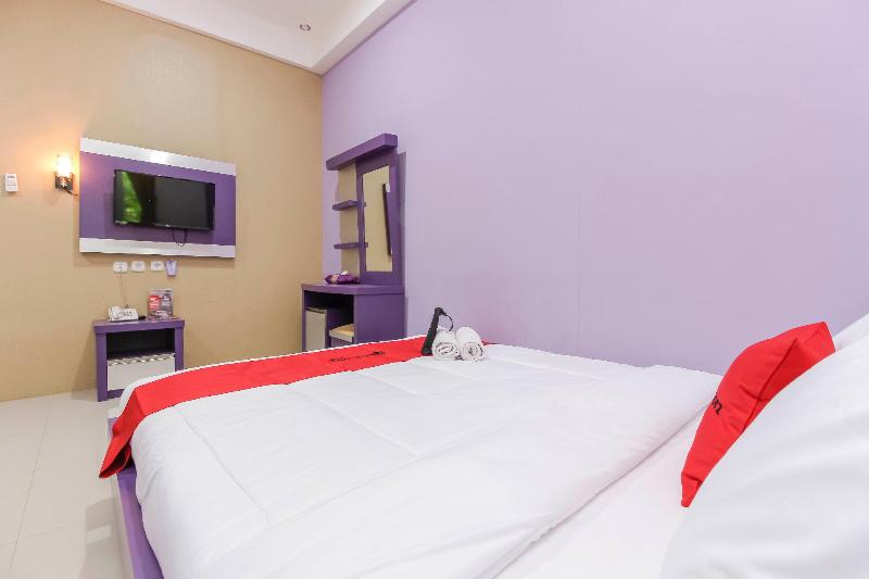 RedDoorz Plus near Stasiun Bekasi - Oda