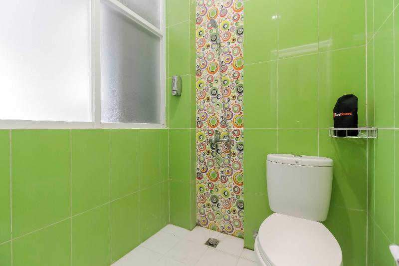 RedDoorz Plus near Stasiun Bekasi - Oda