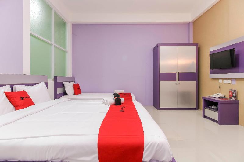 RedDoorz Plus near Stasiun Bekasi - Oda