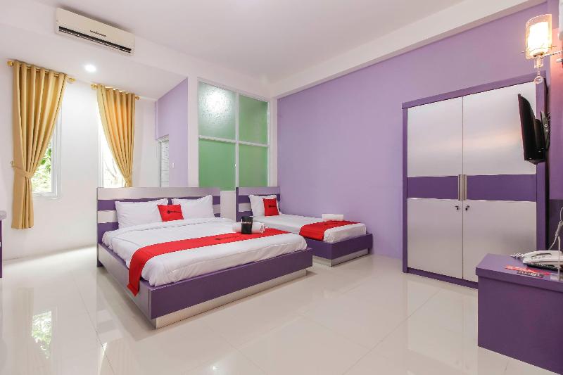 RedDoorz Plus near Stasiun Bekasi - Oda
