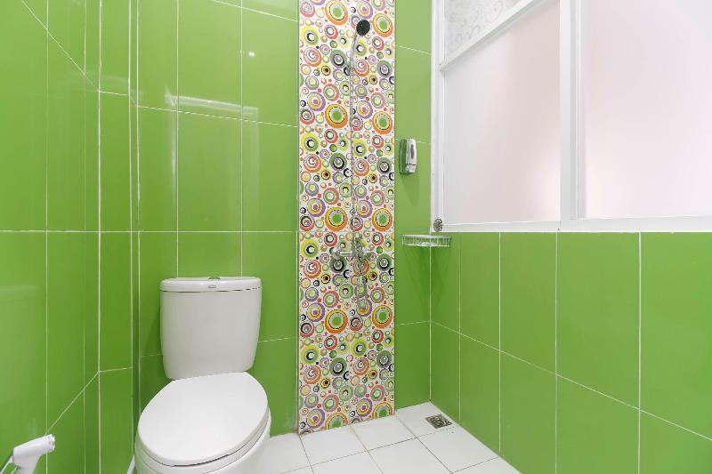 RedDoorz Plus near Stasiun Bekasi - Oda