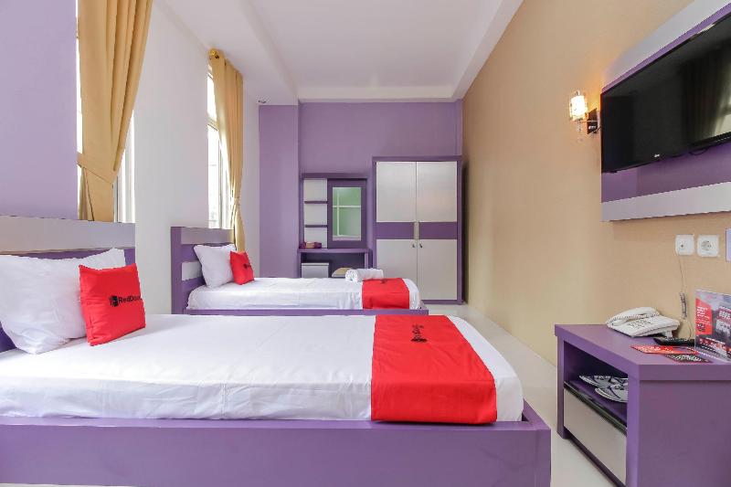 RedDoorz Plus near Stasiun Bekasi - Oda