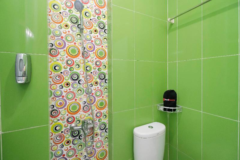 RedDoorz Plus near Stasiun Bekasi - Oda