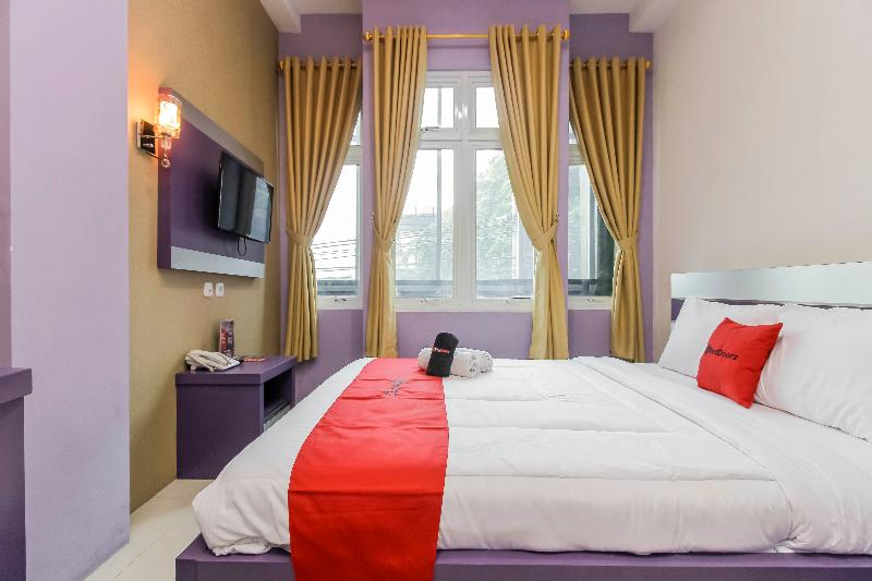 RedDoorz Plus near Stasiun Bekasi - Oda
