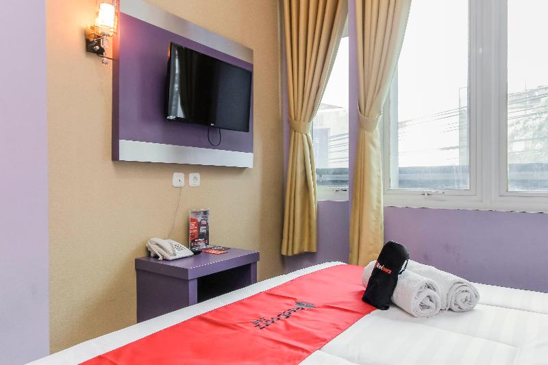 RedDoorz Plus near Stasiun Bekasi - Oda