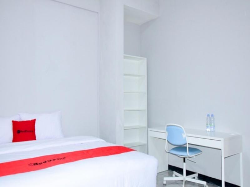 RedDoorz Plus near Mall Kelapa Gading - Oda