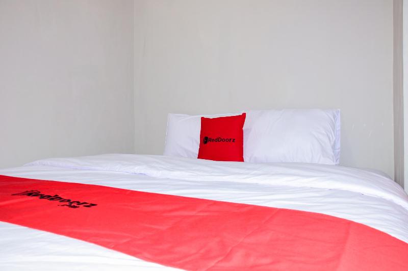 RedDoorz Plus near Mall Kelapa Gading - Oda