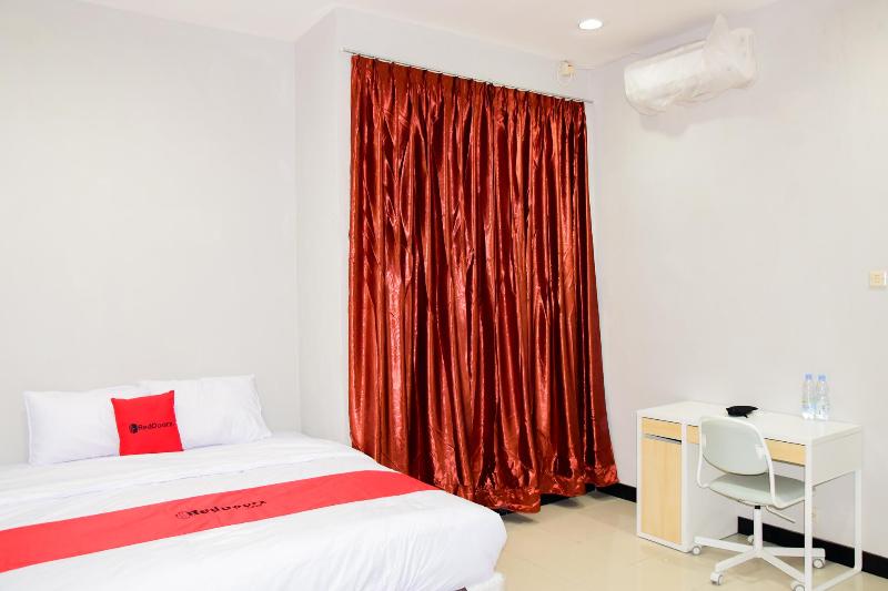 RedDoorz Plus near Mall Kelapa Gading - Oda