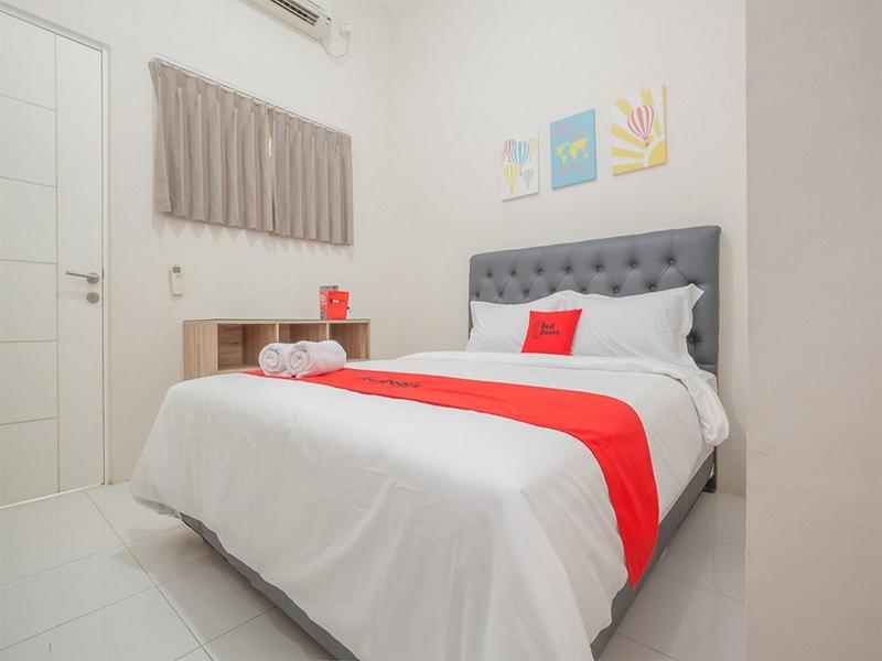 RedDoorz near Ciputra Golf Surabaya - Oda