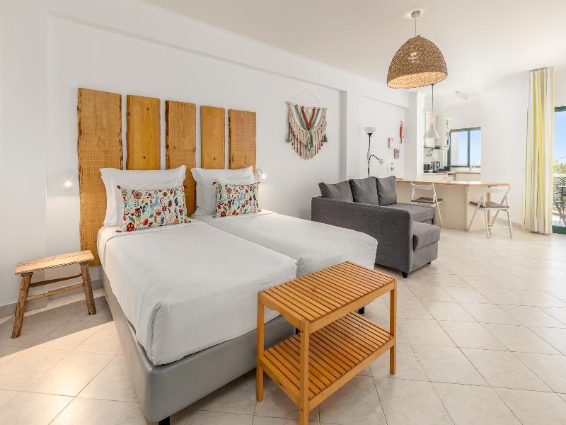 Estudios Salinas - Oda