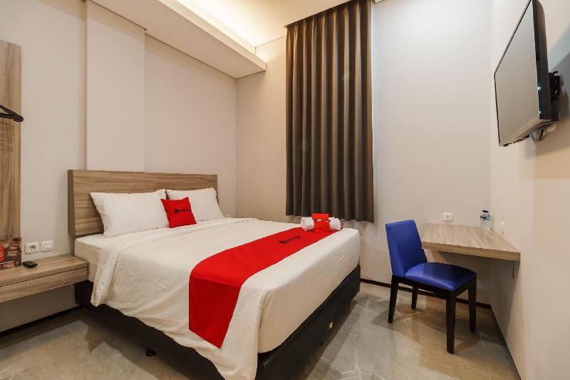 RedDoorz Plus near Senayan City - Oda