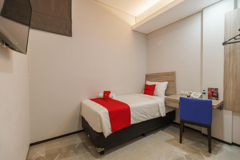 RedDoorz Plus near Senayan City - Oda